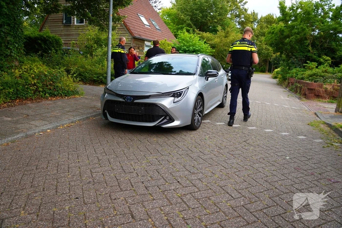 Auto raakt fietser op oversteekplaats