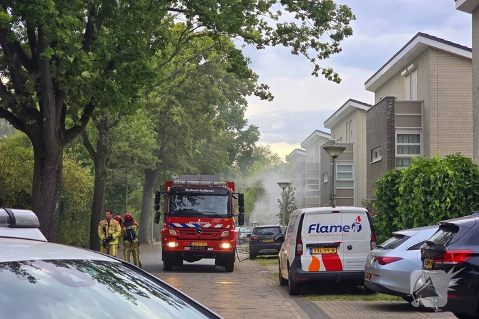 Brand in elektrische auto bij woning