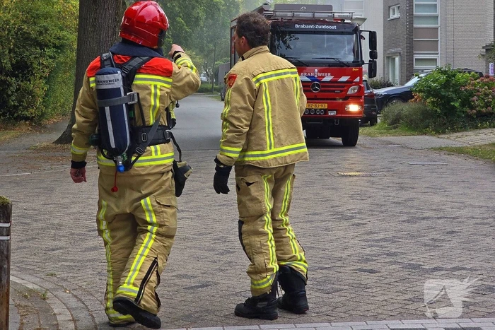 Brand in elektrische auto bij woning