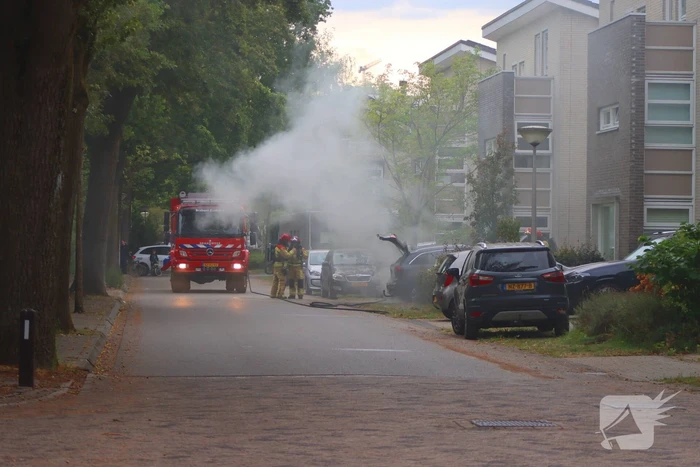Brand in elektrische auto bij woning