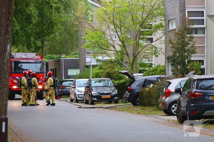 Brand in elektrische auto bij woning