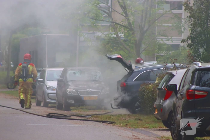 Brand in elektrische auto bij woning