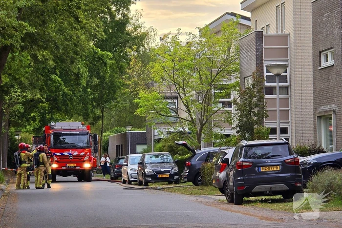 Brand in elektrische auto bij woning