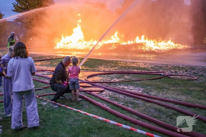 Vuurzee bij speeltuinfeest veroorzaakt grote rookontwikkeling