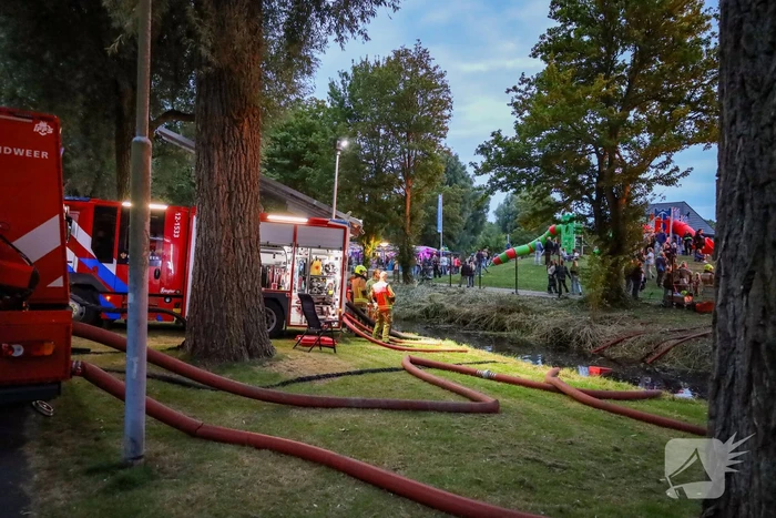 Vuurzee bij speeltuinfeest veroorzaakt grote rookontwikkeling
