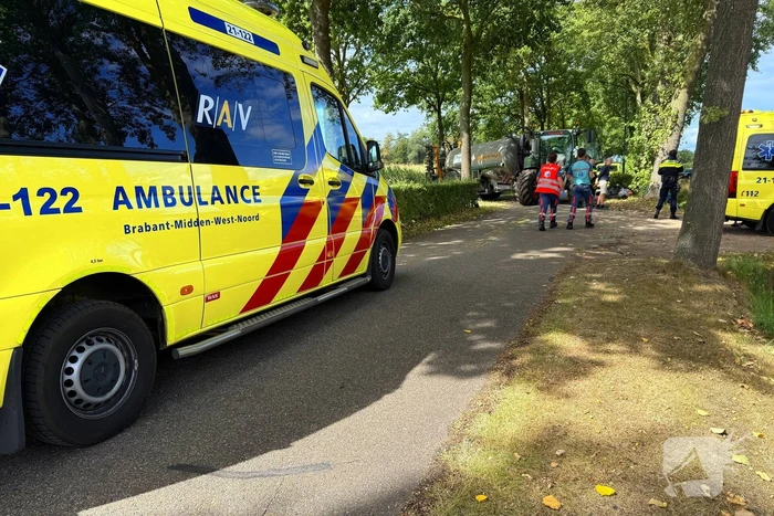 Tractor botst op motorrijder en belandt in sloot