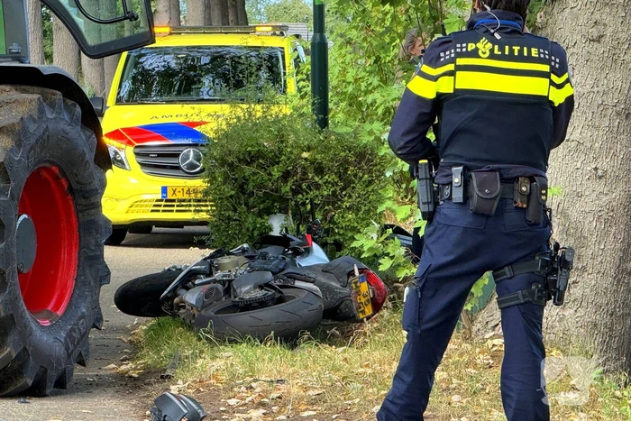 Tractor botst op motorrijder en belandt in sloot