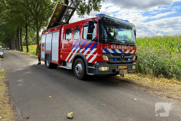 Tractor botst op motorrijder en belandt in sloot