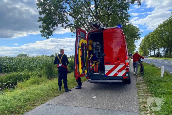 Driewielerbestuurder raakt te water