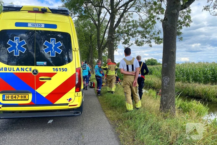 Driewielerbestuurder raakt te water