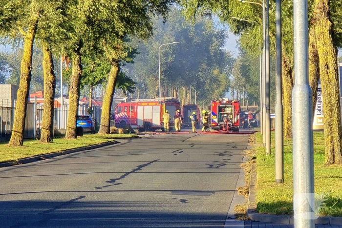 Explosie en flinke rookontwikkeling tijdens brand bij transportbedrijf
