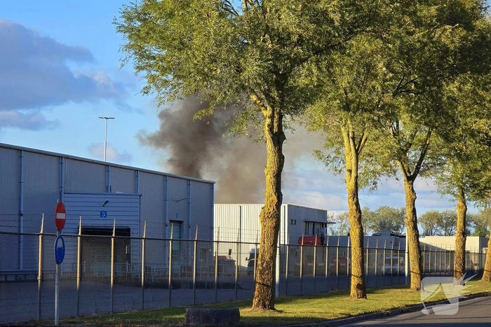 Explosie en flinke rookontwikkeling tijdens brand bij transportbedrijf