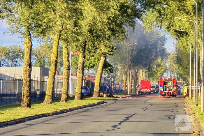 Explosie en flinke rookontwikkeling tijdens brand bij transportbedrijf