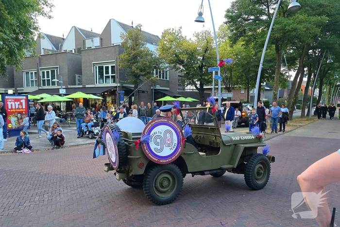 Kleurrijke heide optocht trekt veel belangstelling