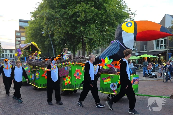 Kleurrijke heide optocht trekt veel belangstelling