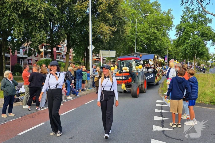 Kleurrijke heide optocht trekt veel belangstelling