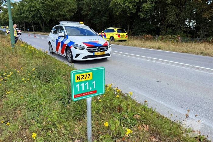 Motorrijder zwaargewond na botsing met boom