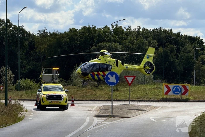 Motorrijder zwaargewond na botsing met boom