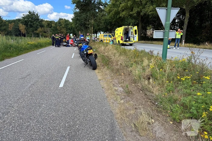 Motorrijder zwaargewond na botsing met boom