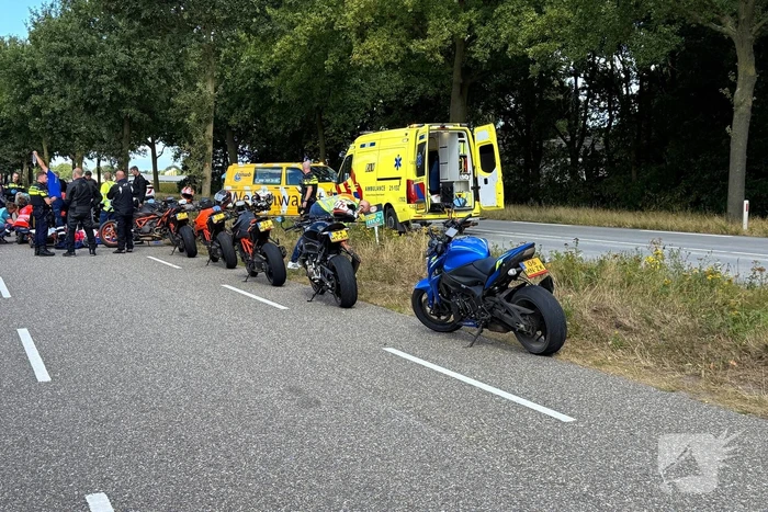 Motorrijder zwaargewond na botsing met boom