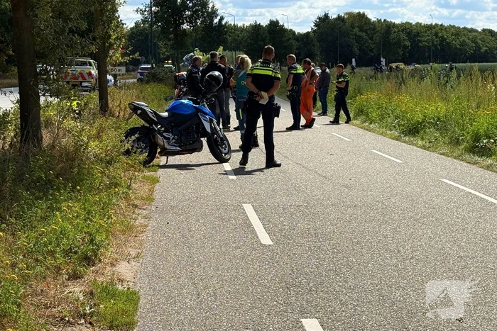 Motorrijder zwaargewond na botsing met boom