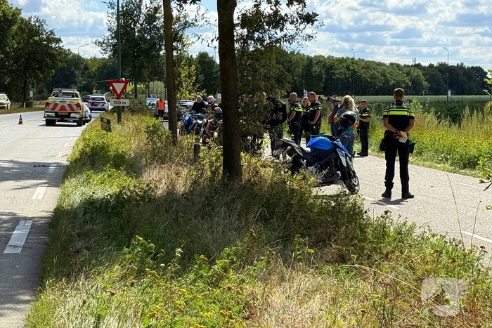 Motorrijder zwaargewond na botsing met boom