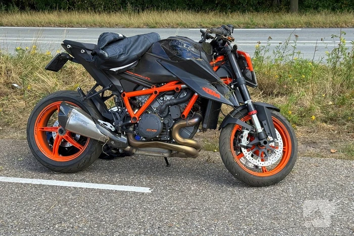 Motorrijder zwaargewond na botsing met boom