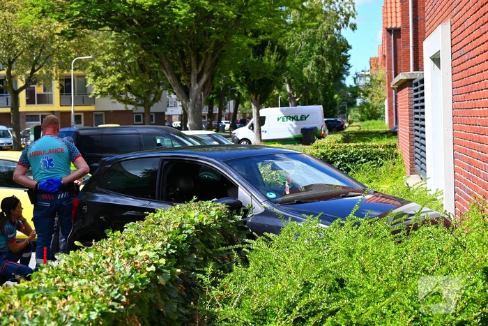 Automobilist botst tegen woning