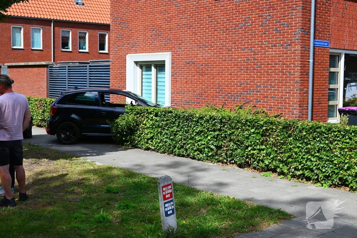 Automobilist botst tegen woning