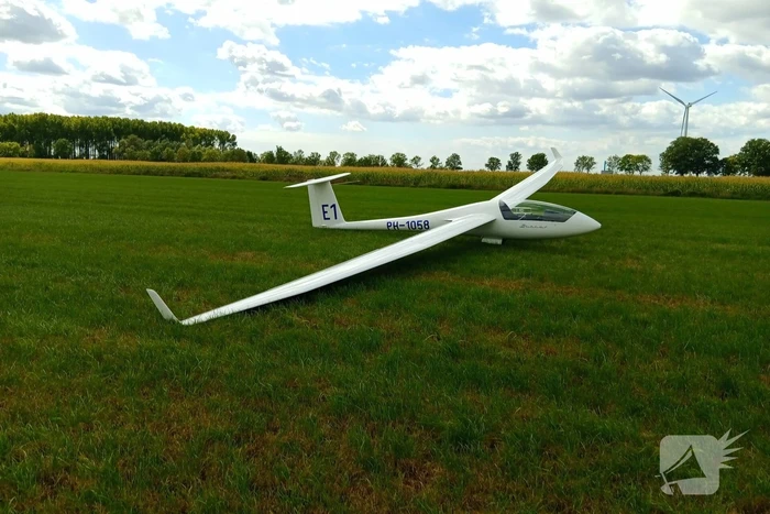 Zweefvliegtuig maakt noodlanding in weiland