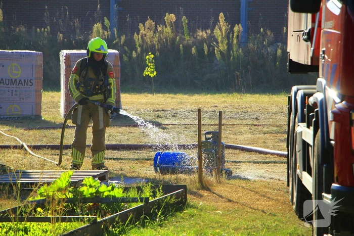 Gras en schuurtje in brand door onbekende oorzaak