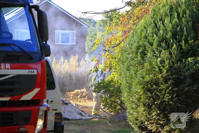 Gras en schuurtje in brand door onbekende oorzaak