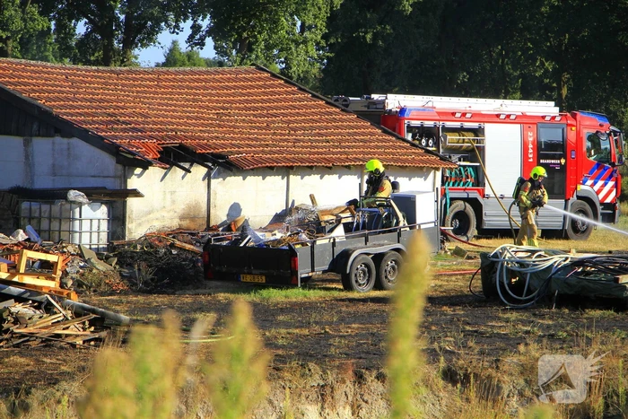 Gras en schuurtje in brand door onbekende oorzaak