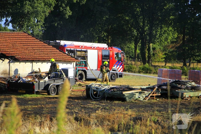 Gras en schuurtje in brand door onbekende oorzaak