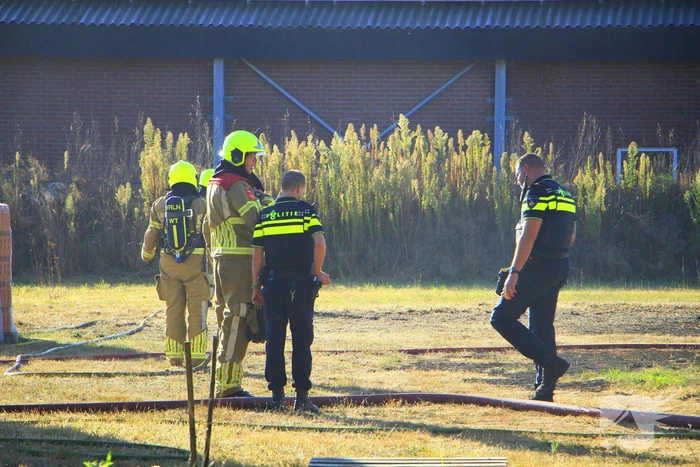 Gras en schuurtje in brand door onbekende oorzaak