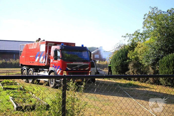 Gras en schuurtje in brand door onbekende oorzaak