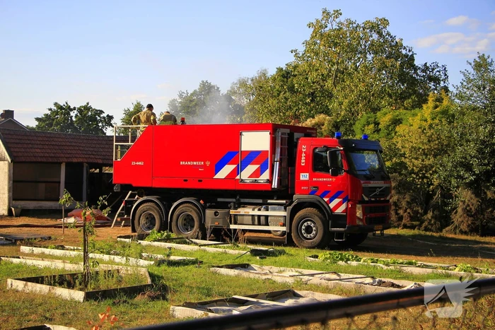 Gras en schuurtje in brand door onbekende oorzaak