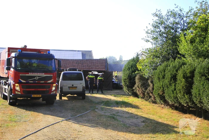 Gras en schuurtje in brand door onbekende oorzaak