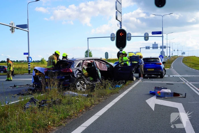 Twee gewonden na botsing met taxi