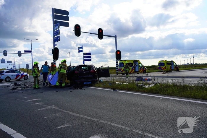 Twee gewonden na botsing met taxi