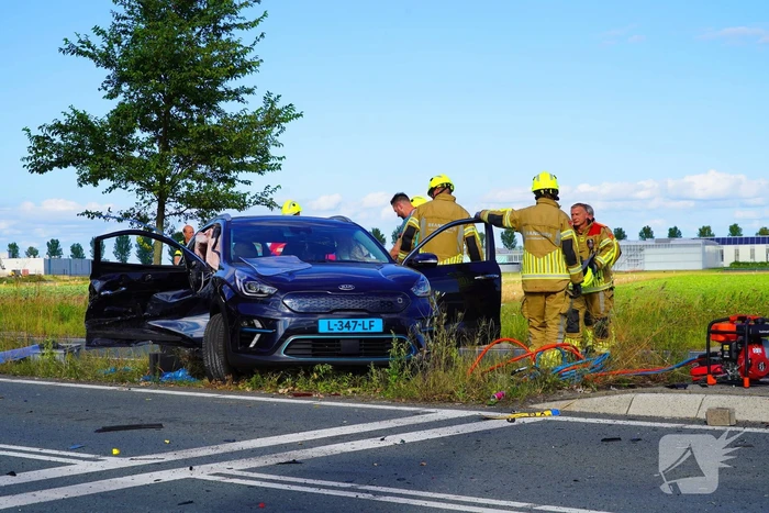 Twee gewonden na botsing met taxi