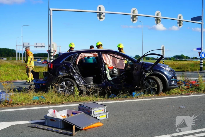 Twee gewonden na botsing met taxi
