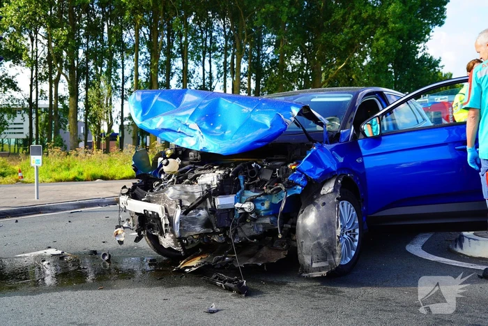 Twee gewonden na botsing met taxi