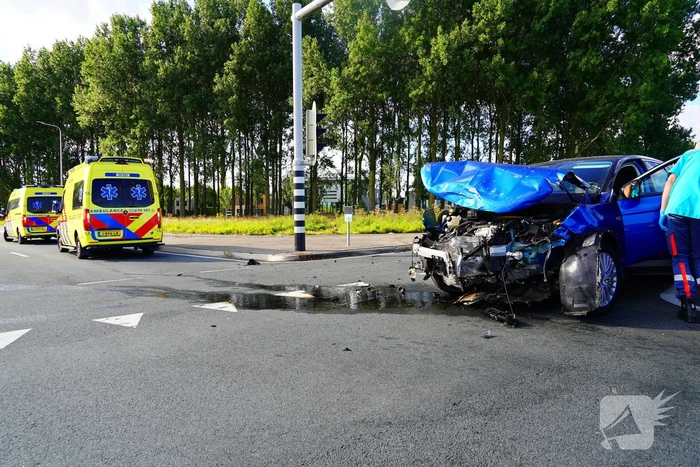 Twee gewonden na botsing met taxi