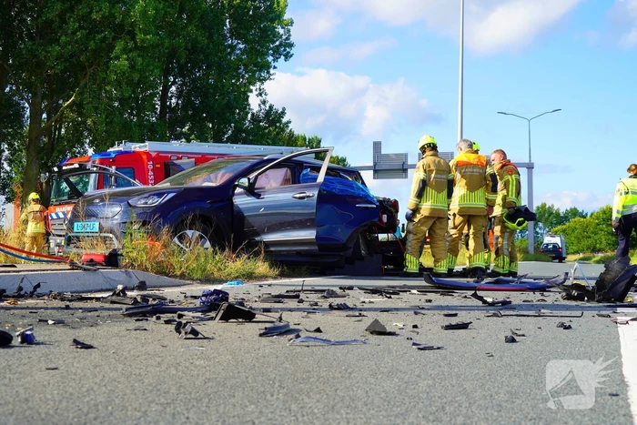Twee gewonden na botsing met taxi