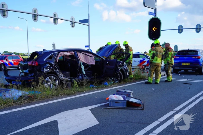 Twee gewonden na botsing met taxi