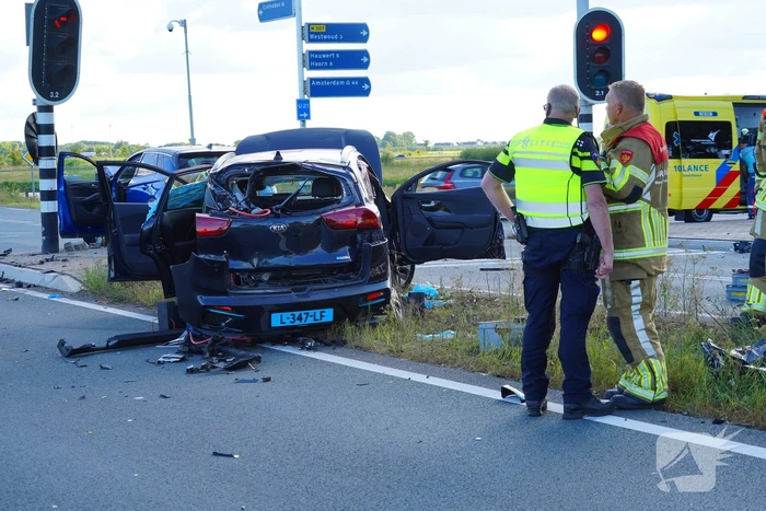 Twee gewonden na botsing met taxi