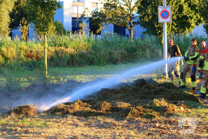 Broeiend hooi door brandweer geblust