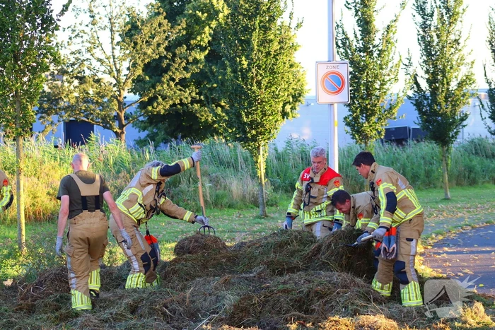 Broeiend hooi door brandweer geblust