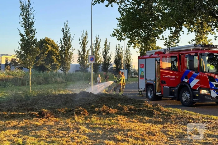 Broeiend hooi door brandweer geblust